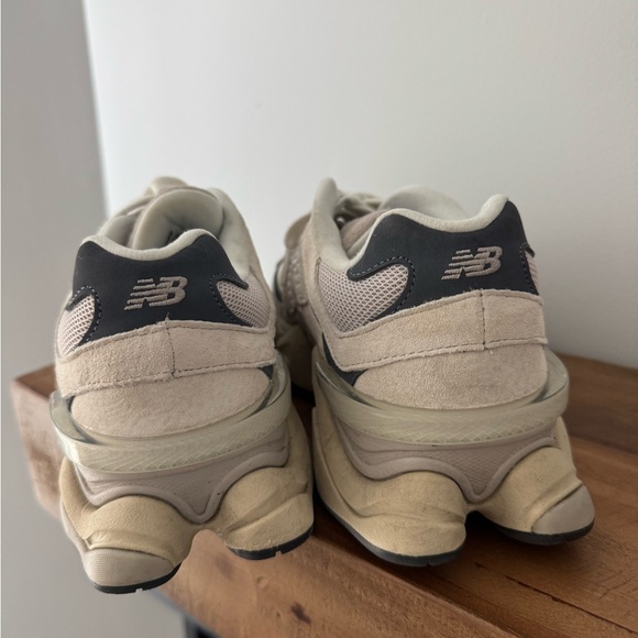 New Balance 9060 - Women’s Size 8 - Picture 4 of 6